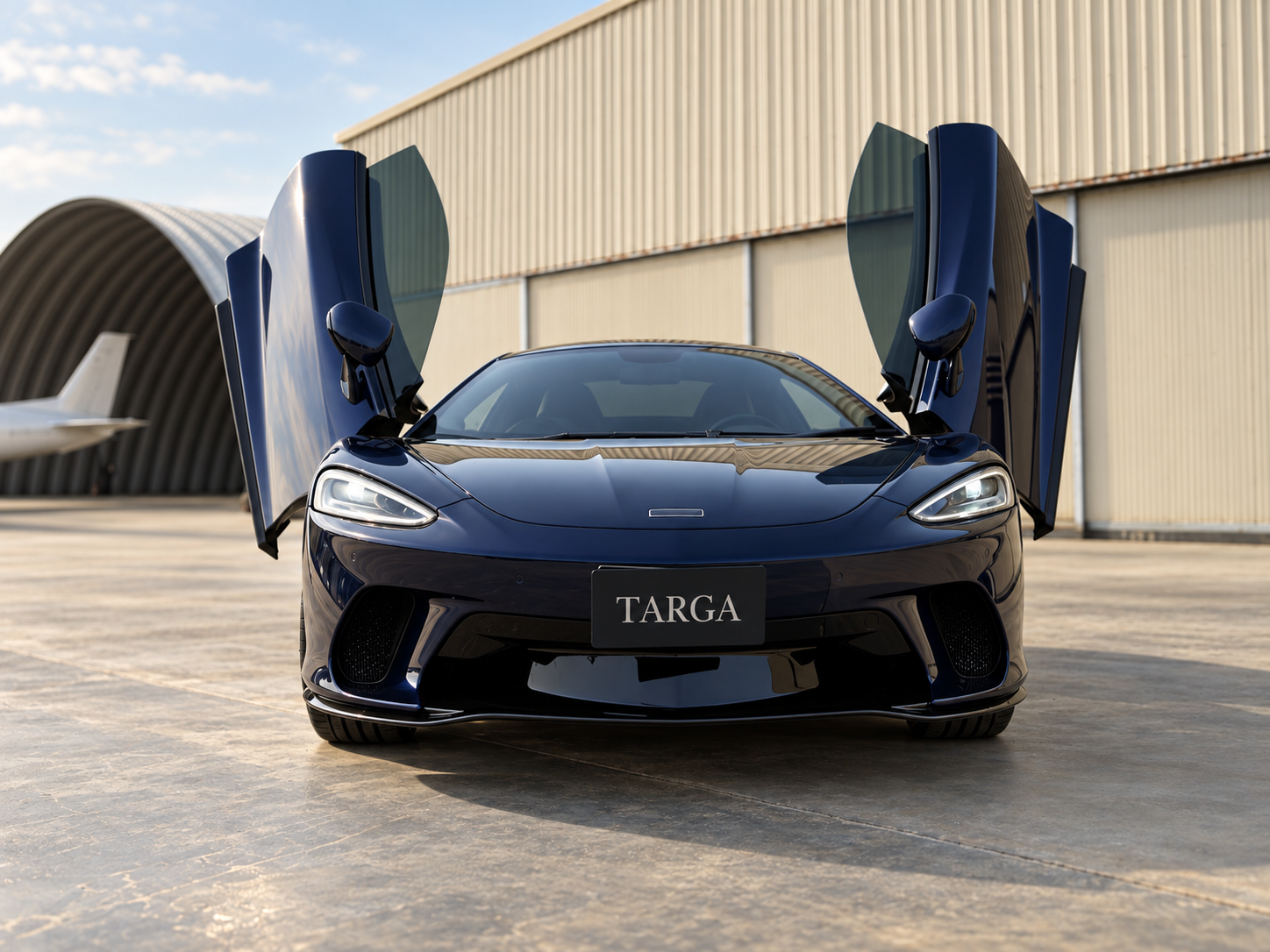 Aston Martin Vantage vs McLaren GT หากคุณต้องการภาพลักษณ์ที่ดูสุขุม ภูมิฐาน แต่ซ่อนความทรงพลัง McLaren GT จะให้ความรู้สึกสง่างามและสร้างความน่าเชื่อถือเมื่อขับเข้าสู่โรงแรมหรืออาคารสำนักงาน