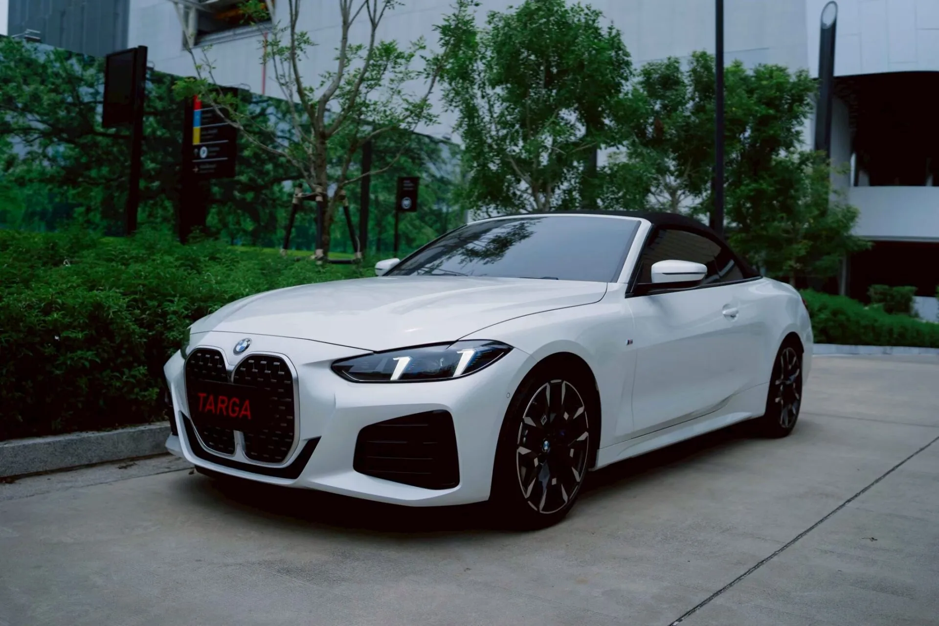 เช่ารถ Benz ให้ตรงโอกาส ตั้งแต่ประชุมธุรกิจถึงทริปพักผ่อน งานเจรจาธุรกิจหรือรับรองลูกค้าที่มีคนนั่งหลัง ขับเองไปงานหรือประชุม ต้องการความสง่าแต่ยังคล่องตัว รถขนาดกลางอย่าง C-Class หรือรุ่นทรงคูเป้อย่าง CLE300 ตอบโจทย์ทั้งภาพลักษณ์และความสนุกในการขับ