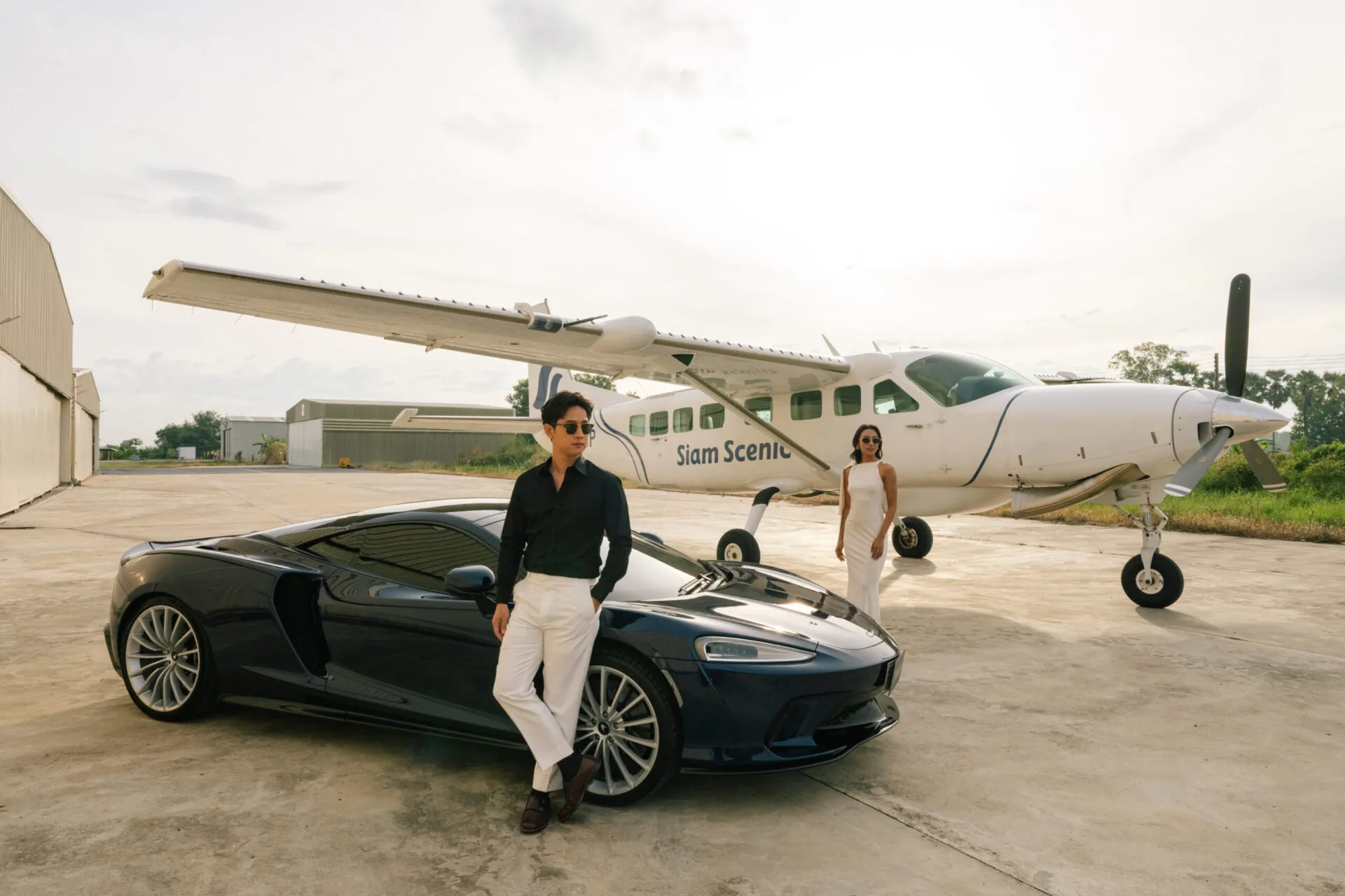 เช่ารถสปอร์ตกับ Targacar บริษัทเช่ารถหรูที่ได้รับความไว้วางใจมากที่สุดในกรุงเทพฯ สำหรับการเช่ารถหรู สิ่งที่ทำให้ที่นี่โดดเด่นคือความเป็นมืออาชีพ รถรุ่นใหม่ทันสมัย
