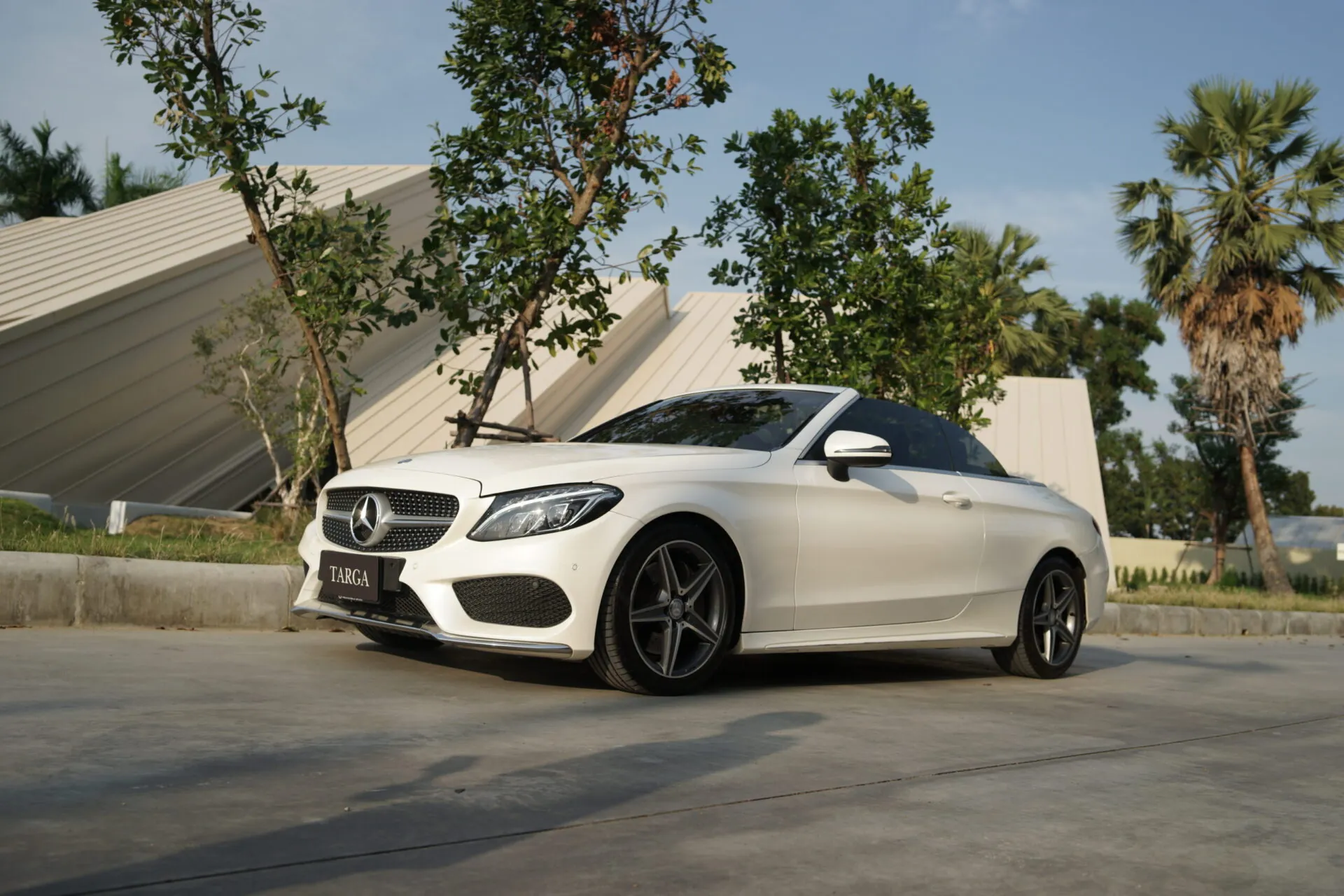 เช่ารถ Benz ให้ตรงโอกาส ตั้งแต่ประชุมธุรกิจถึงทริปพักผ่อน งานเจรจาธุรกิจหรือรับรองลูกค้าที่มีคนนั่งหลัง เลือกกลุ่มซีดานที่เน้นความสบาย เช่น E-Class หรือขยับขึ้นเป็น S-Class เมื่อภาพลักษณ์ต้องสื่อสถานะชัดเจน