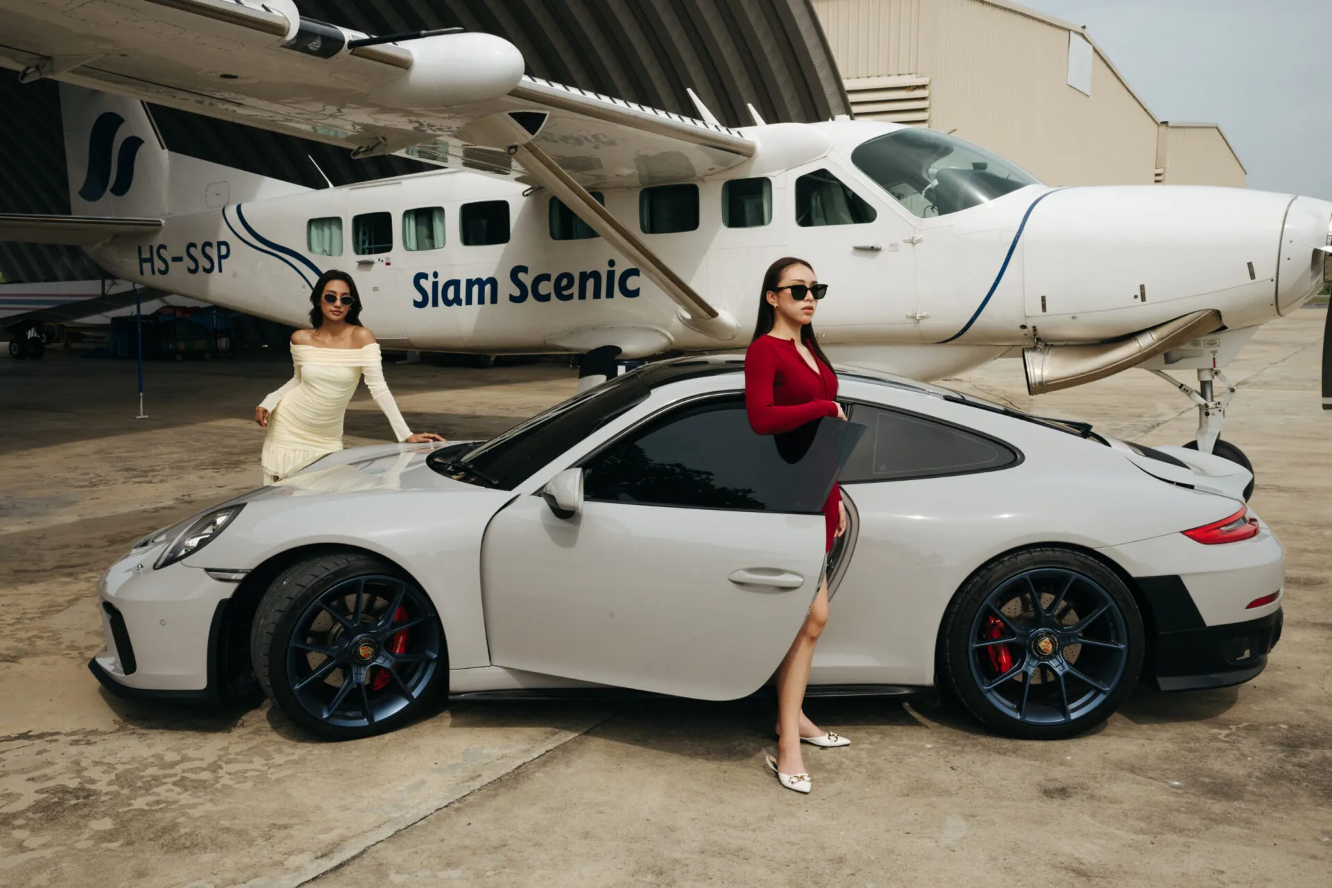 รถ Luxury ให้เช่า กับ Targacar ทางเลือกที่ตอบโจทย์สำหรับคนที่ต้องการประสบการณ์ระดับพรีเมียมโดยไม่ต้องแบกรับภาระการเป็นเจ้าของ ทั้งยังสามารถเลือกใช้รถให้เหมาะกับสถานการณ์ งบประมาณ และไลฟ์สไตล์ได้อย่างคุ้มค่ามากกว่าในระยะยาว