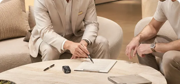 Customer reviewing a fair deposit agreement